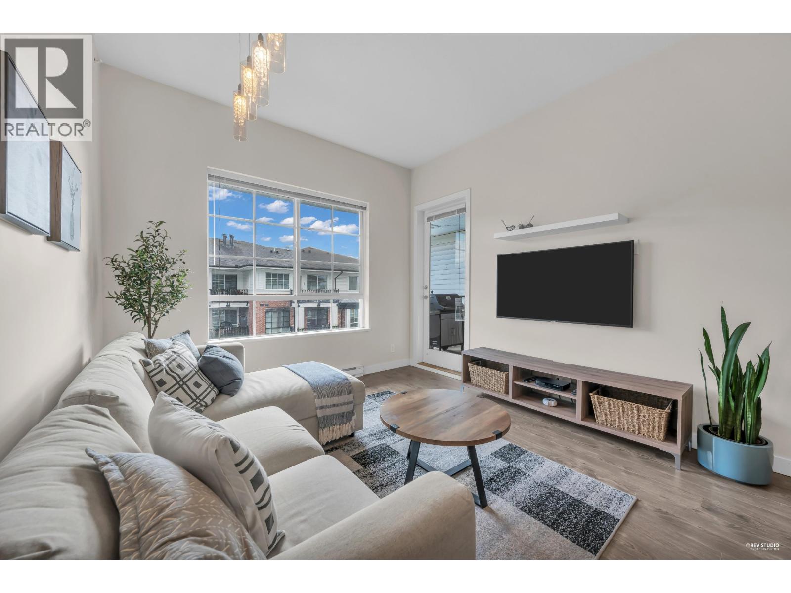 412 545 FOSTER Avenue - photo 2