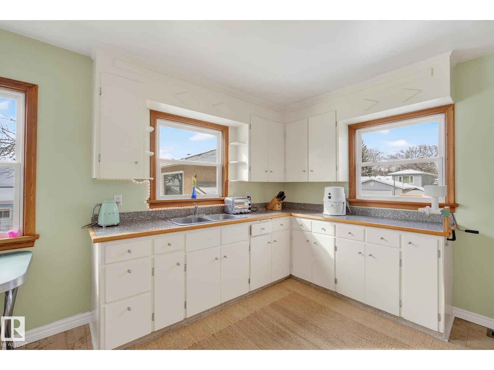 10336 80 ST NW, Edmonton