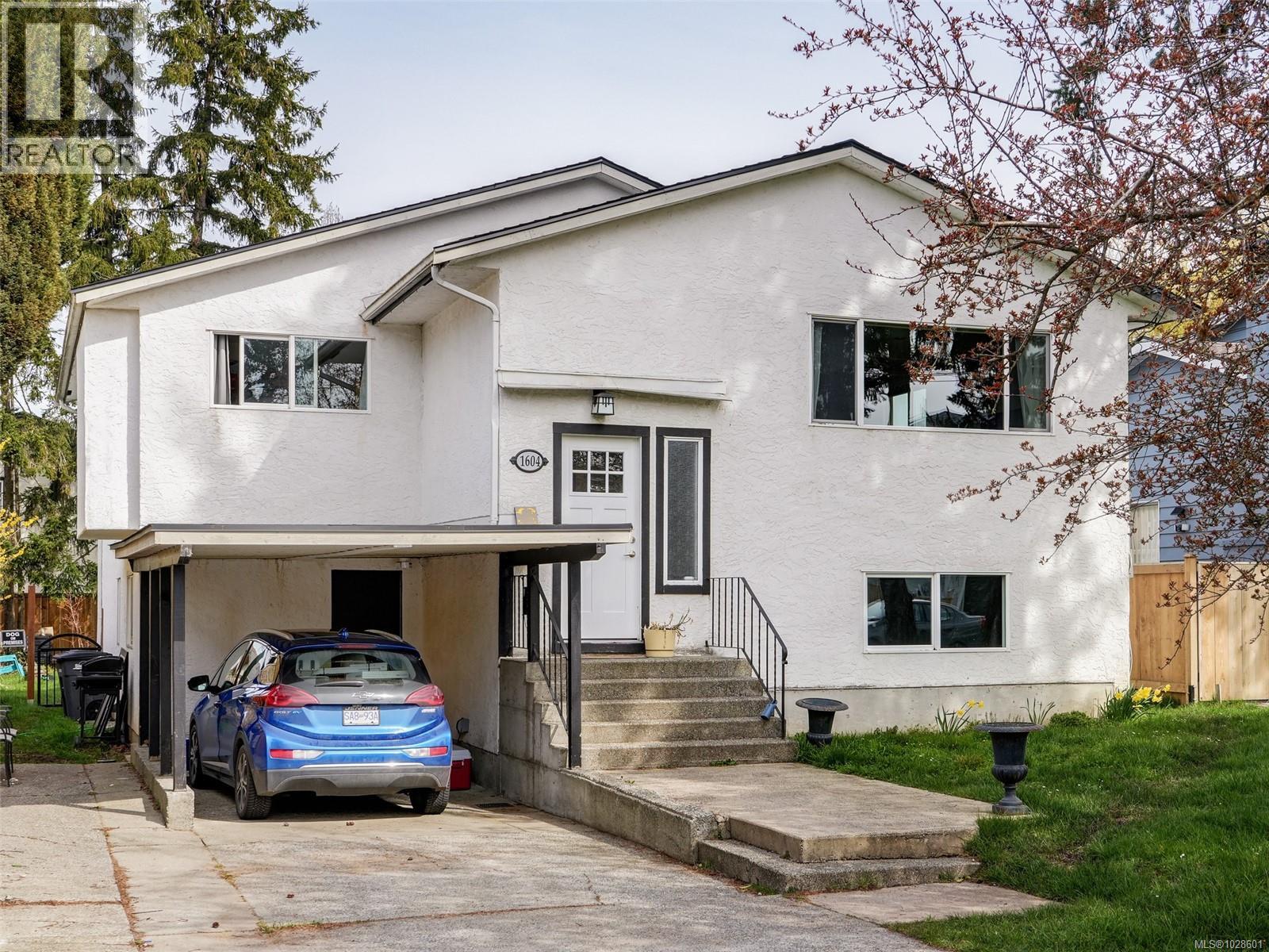  1604 San Juan Avenue, Saanich