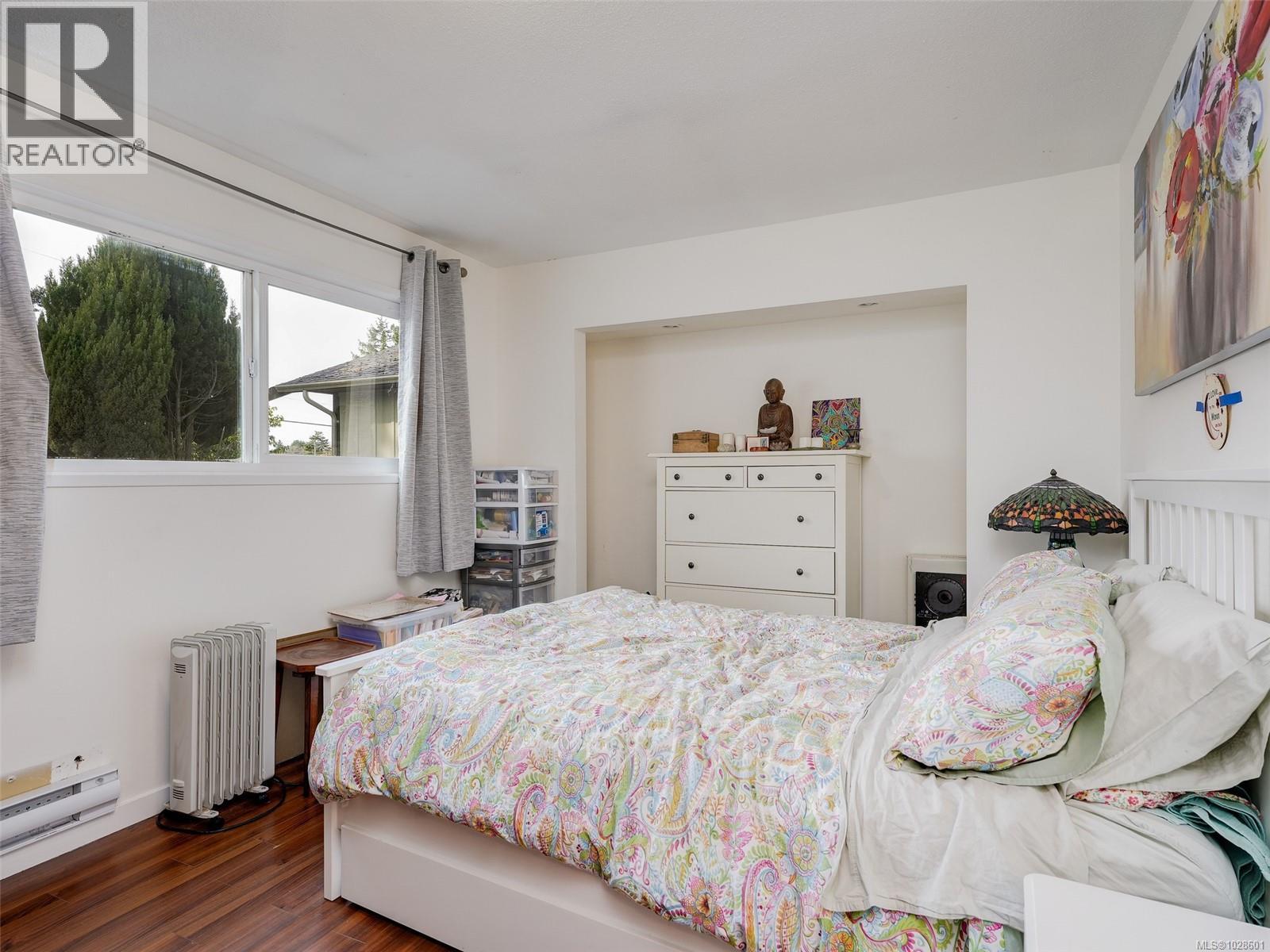  1604 San Juan Avenue, Saanich