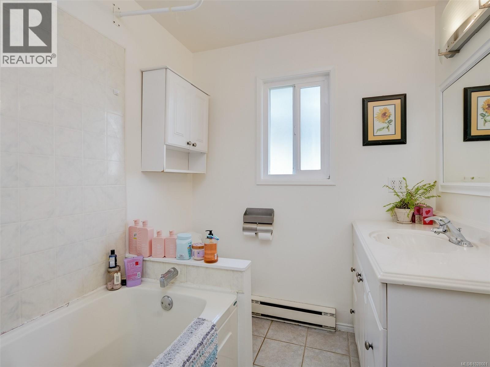  1604 San Juan Avenue, Saanich