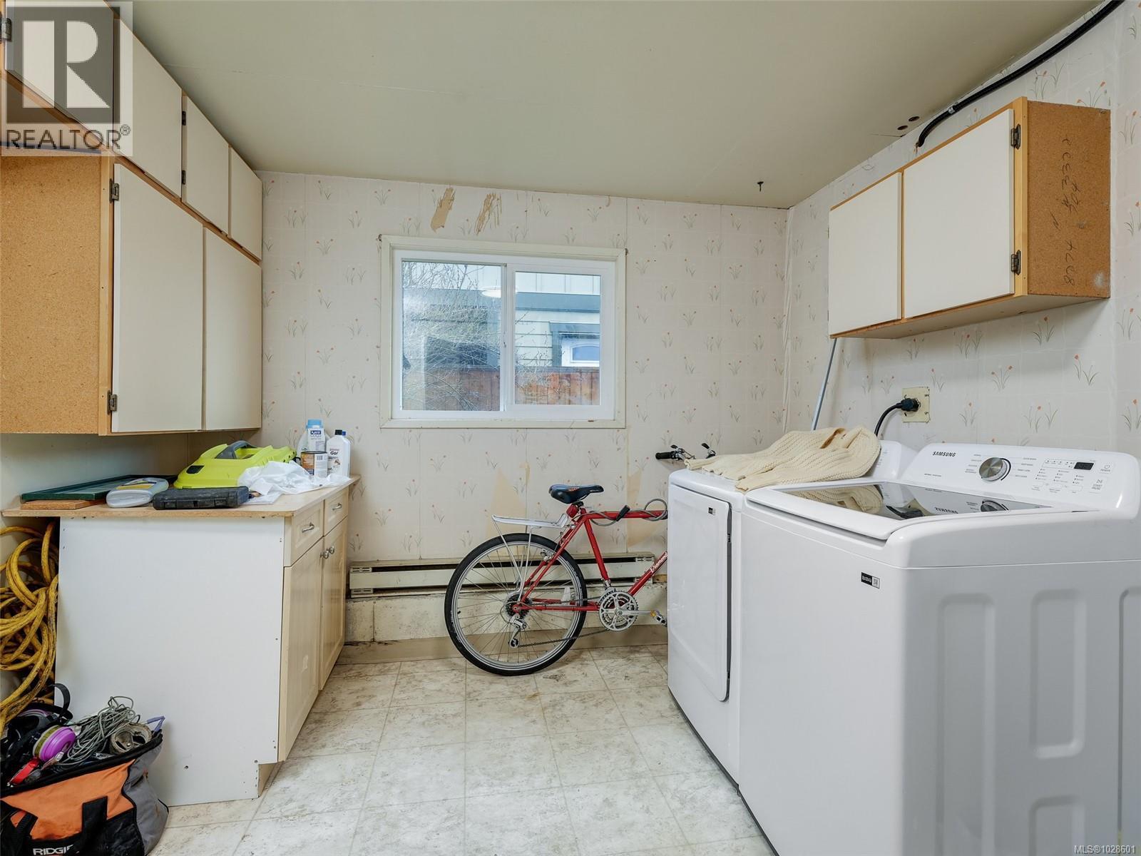  1604 San Juan Avenue, Saanich