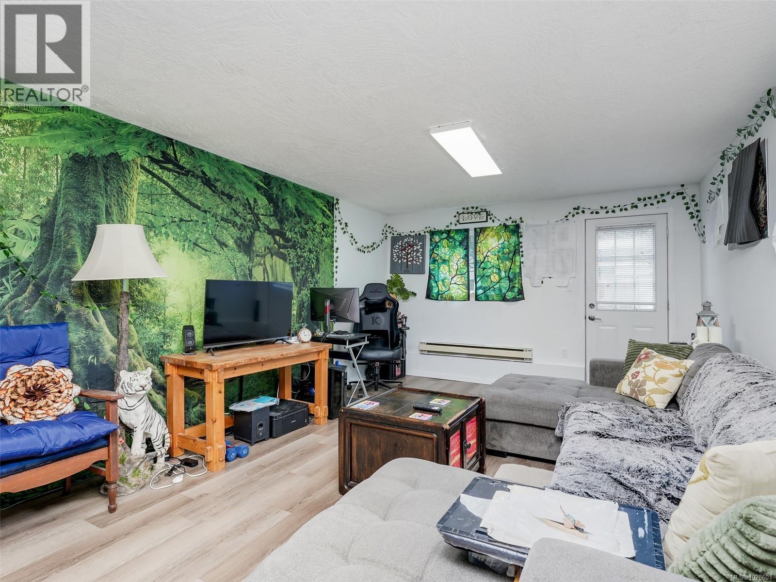  1604 San Juan Avenue, Saanich