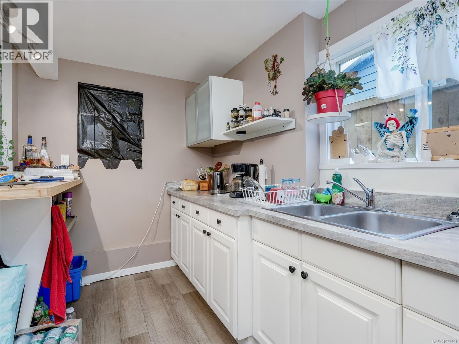  1604 San Juan Avenue, Saanich