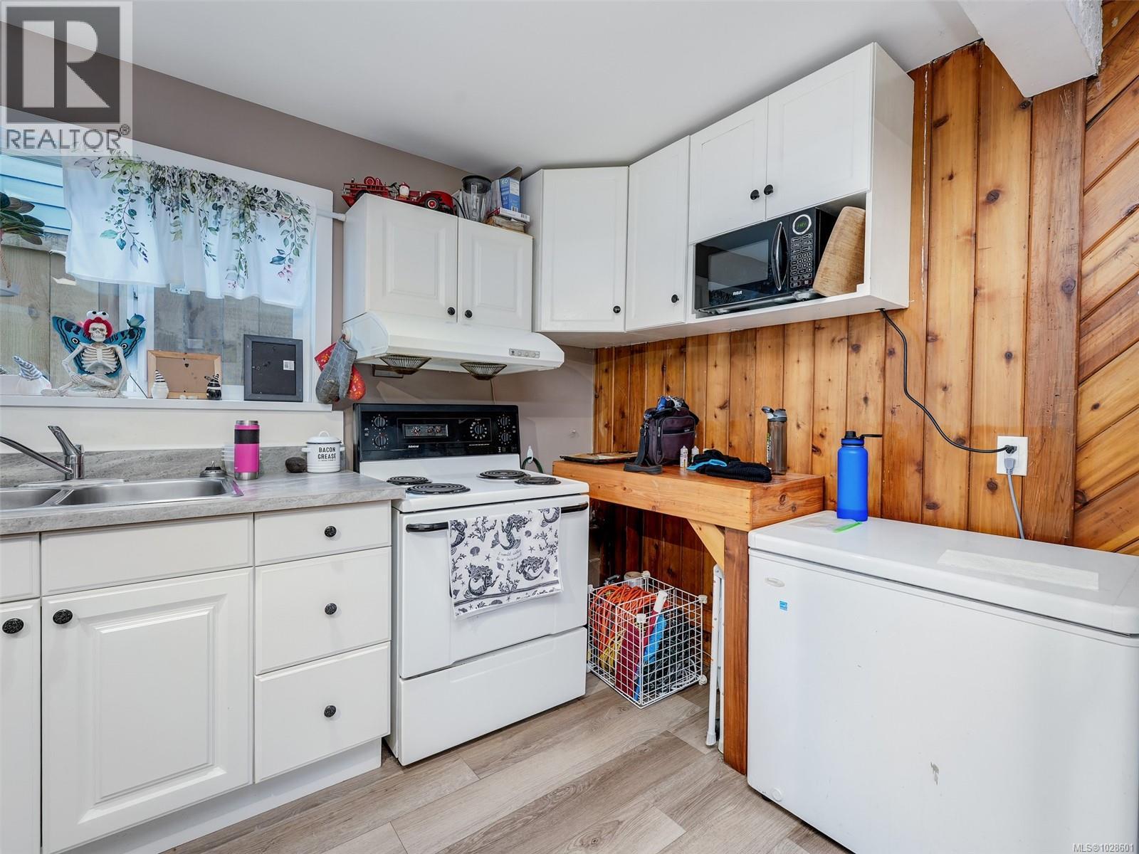  1604 San Juan Avenue, Saanich