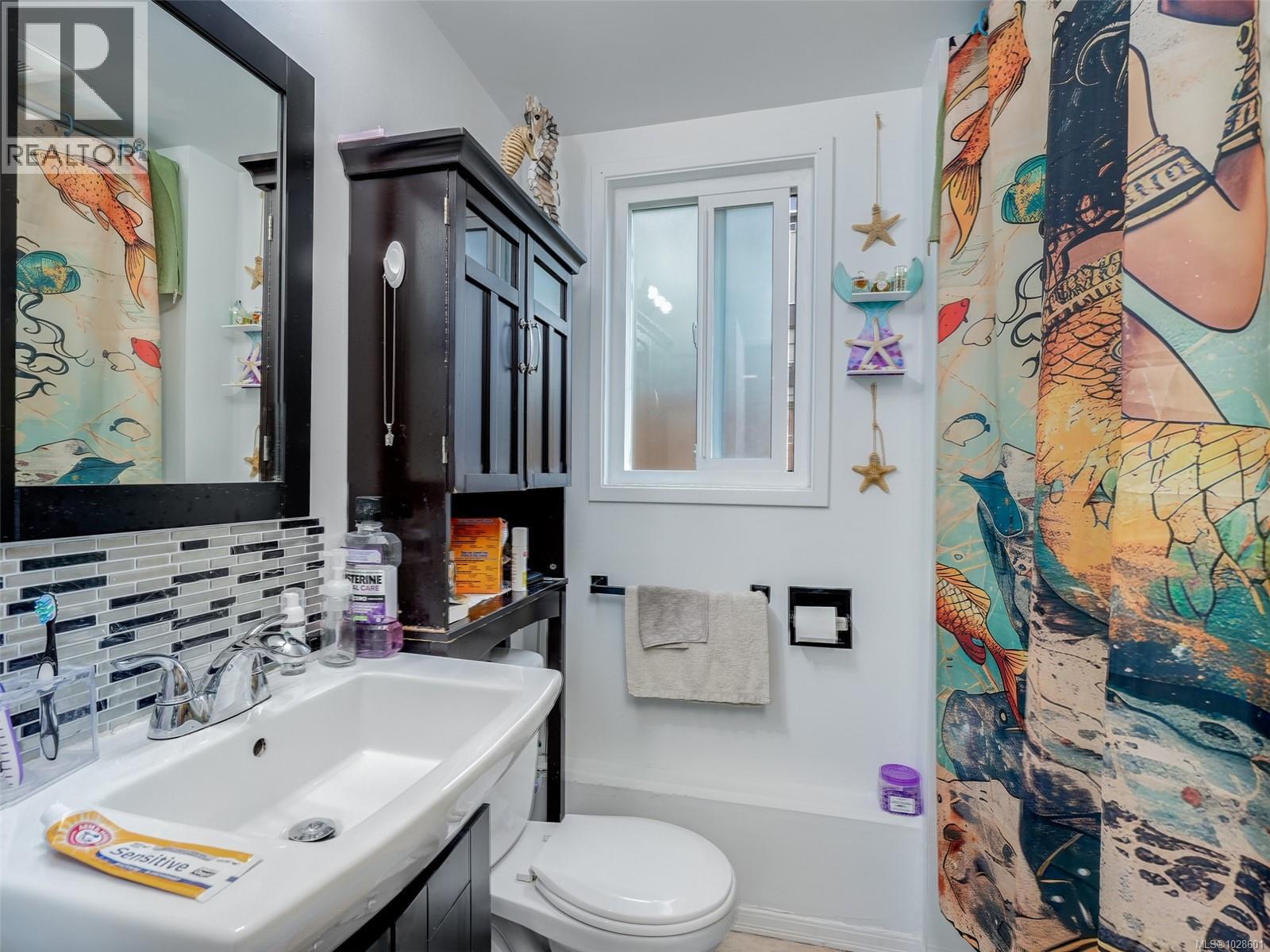  1604 San Juan Avenue, Saanich