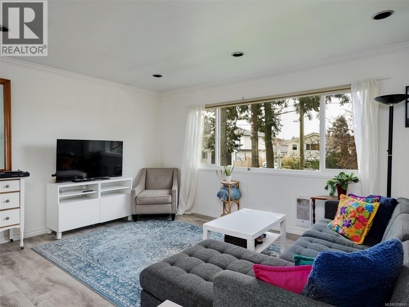  1604 San Juan Avenue, Saanich