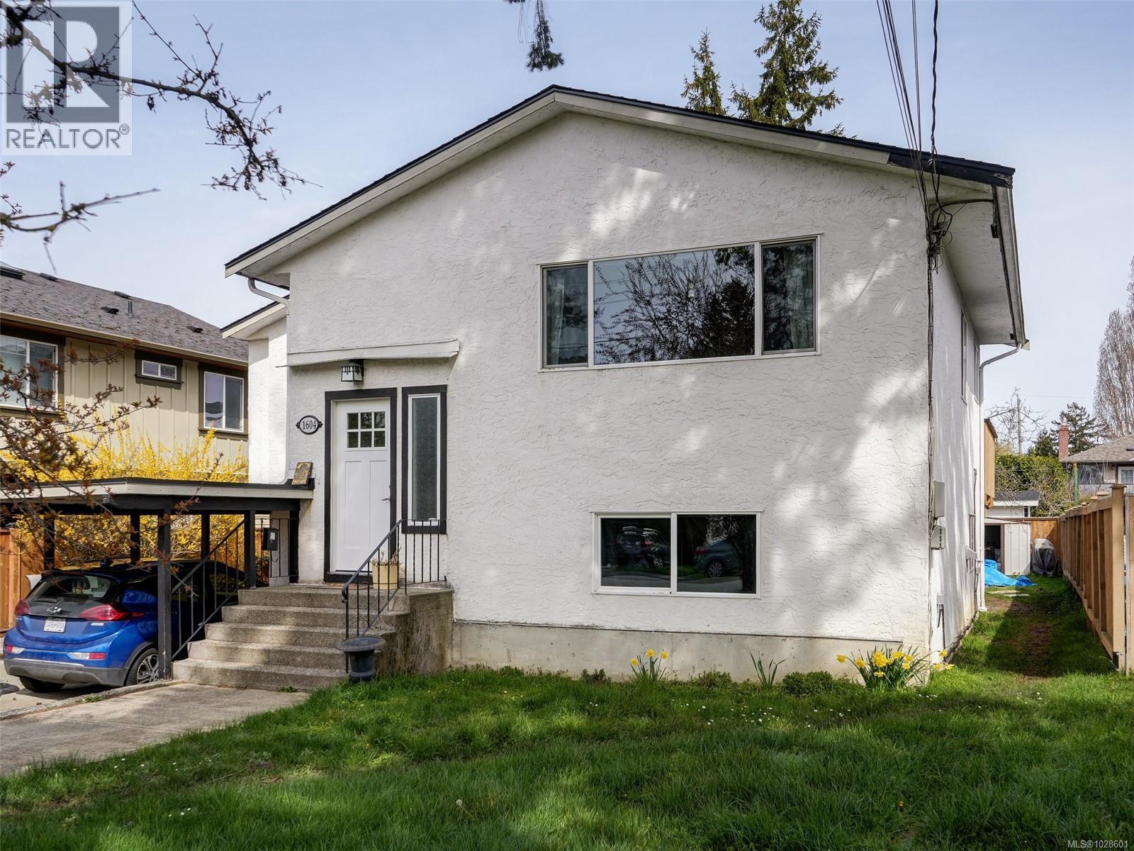  1604 San Juan Avenue, Saanich