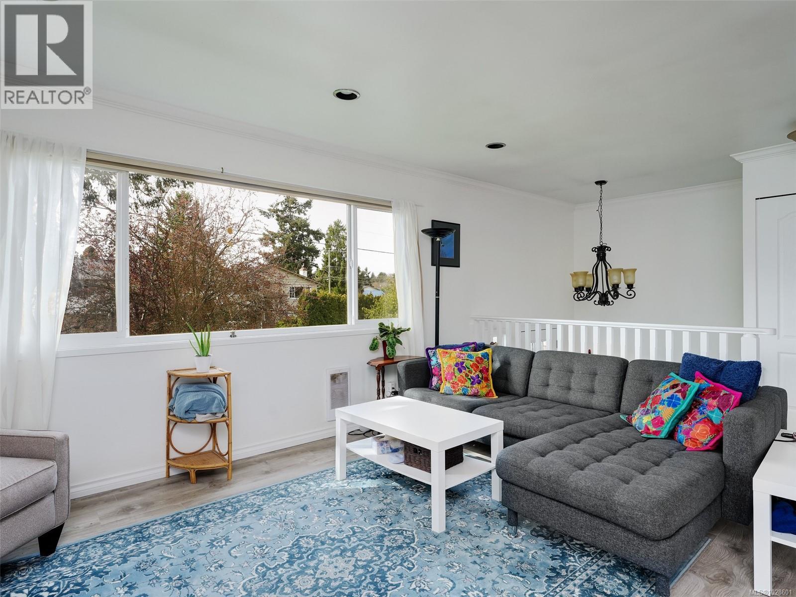  1604 San Juan Avenue, Saanich