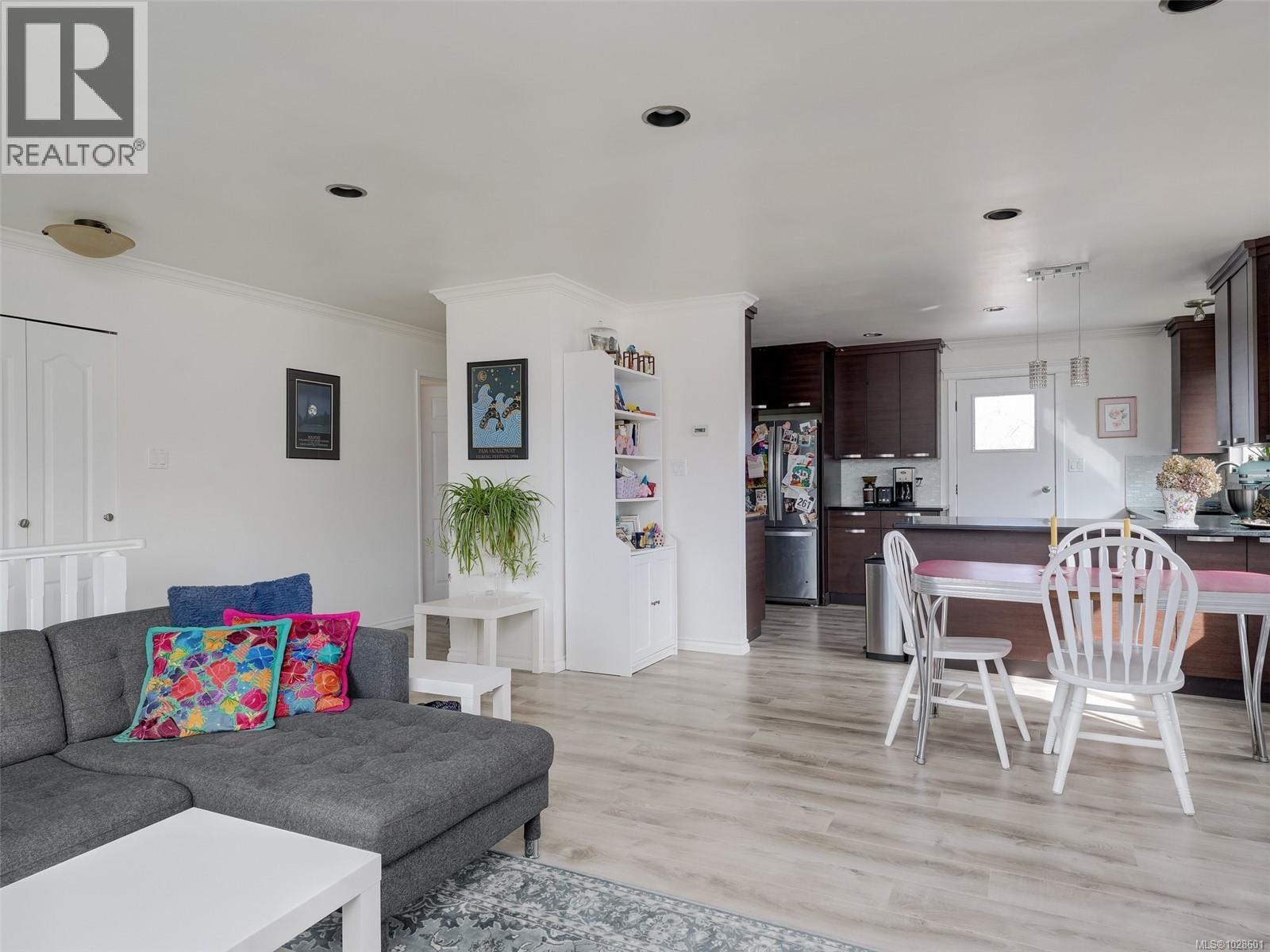  1604 San Juan Avenue, Saanich