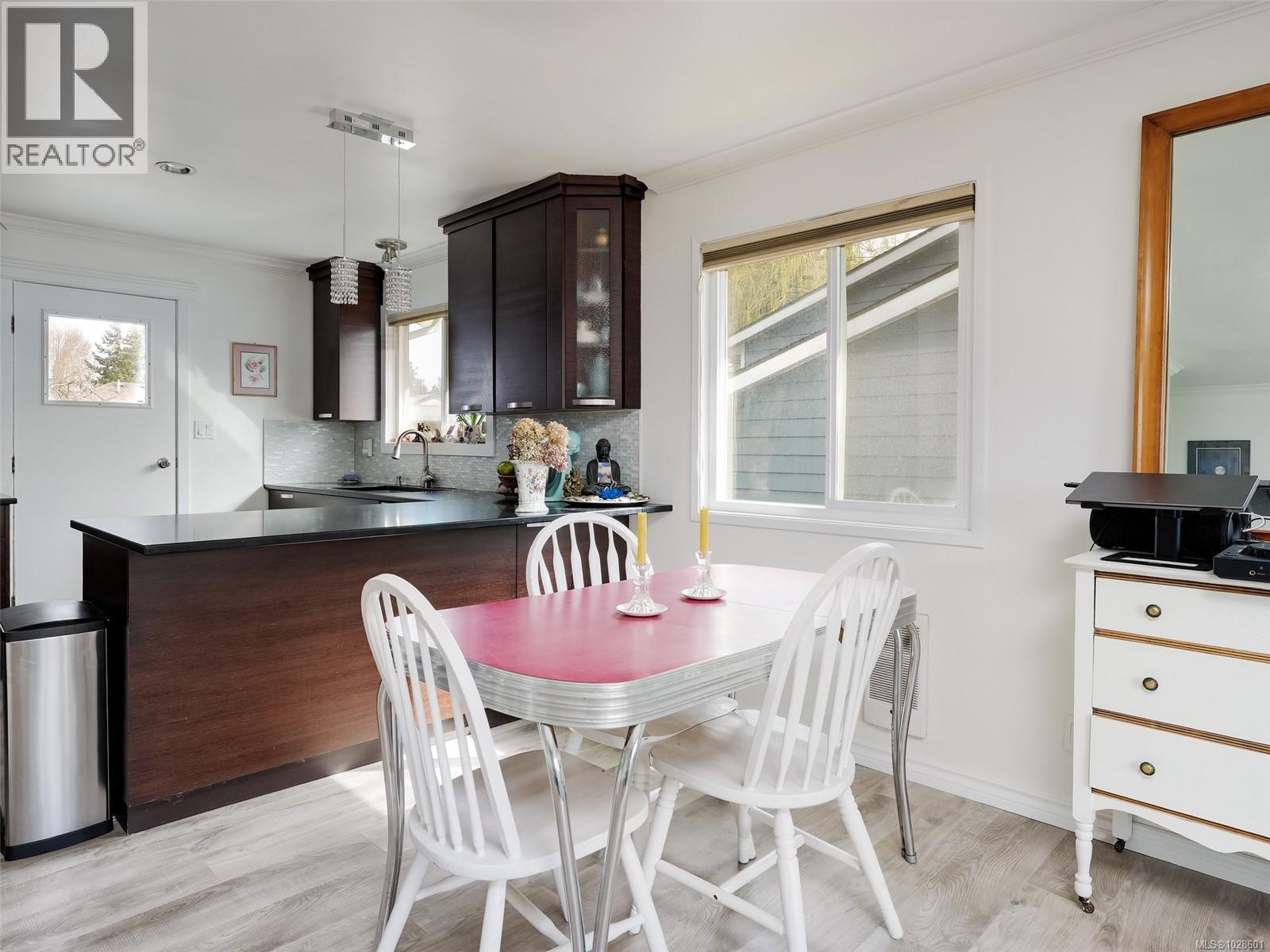  1604 San Juan Avenue, Saanich