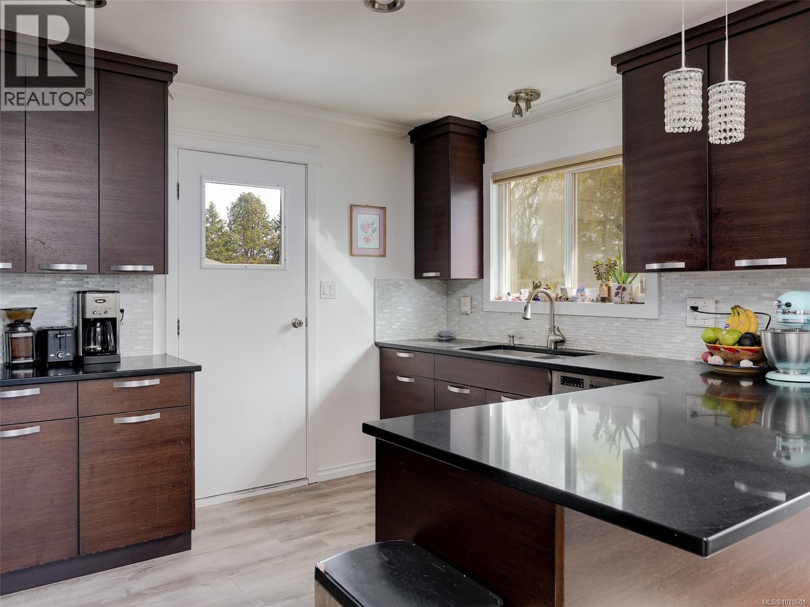  1604 San Juan Avenue, Saanich