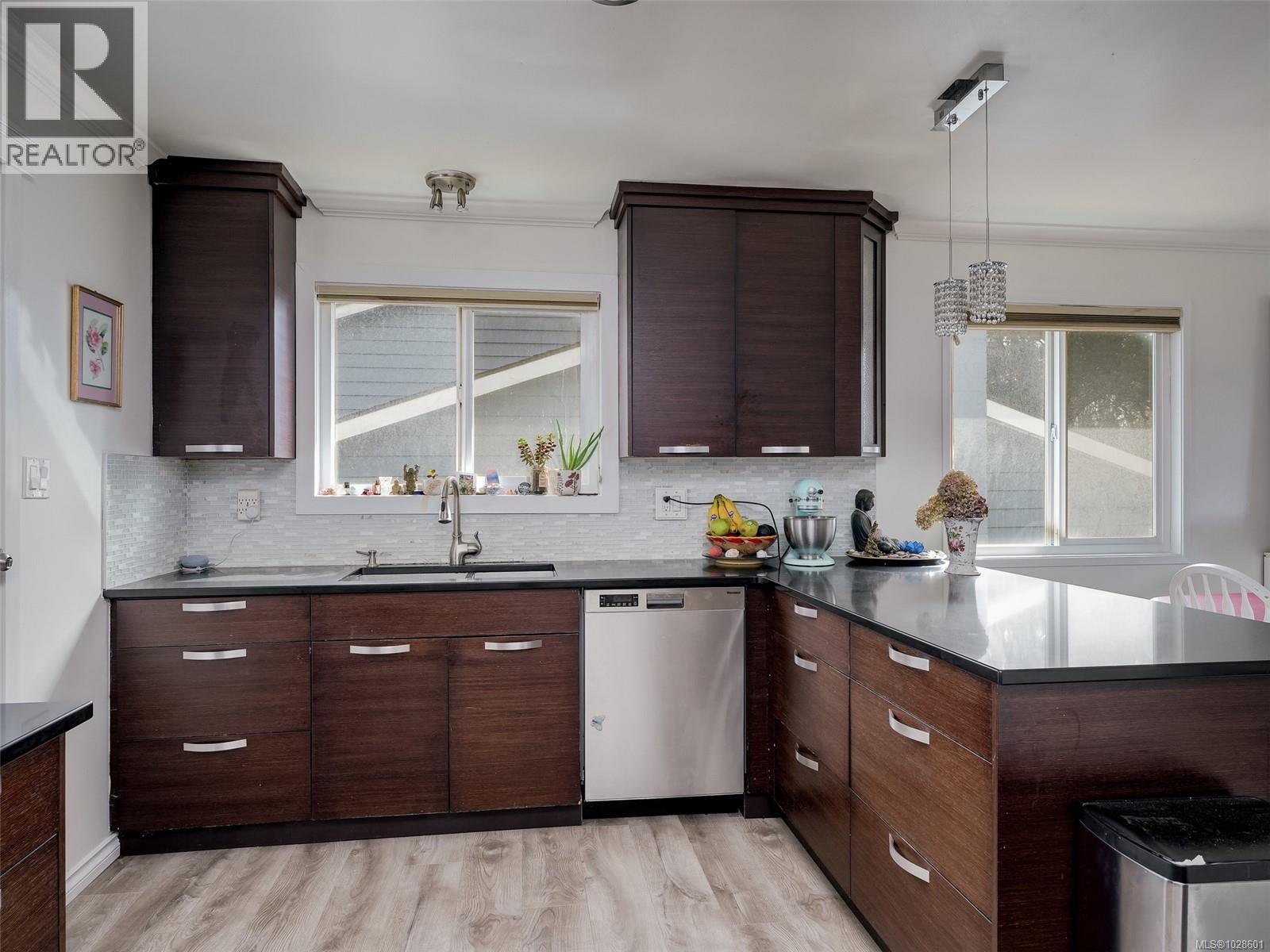  1604 San Juan Avenue, Saanich