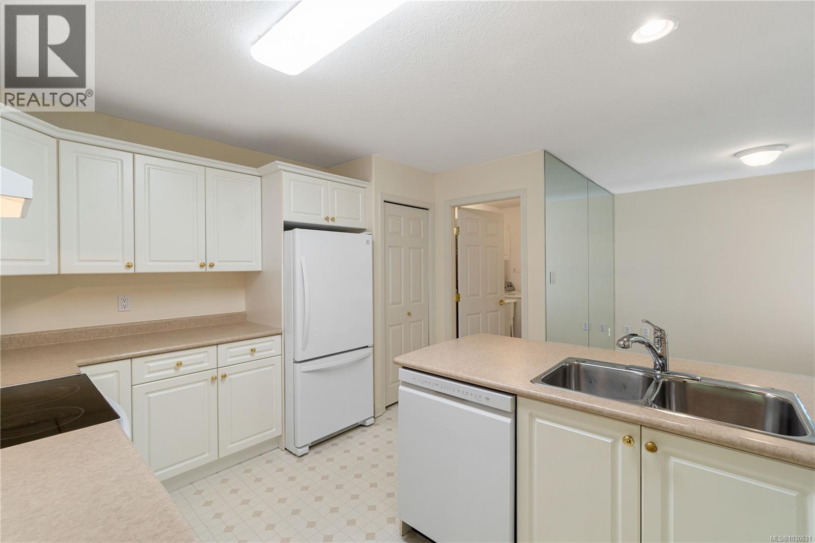 #1 850 ARBUTUS ST - 9