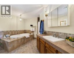 7905 97a Highway, Mara, BC V0E2K0 Photo 33