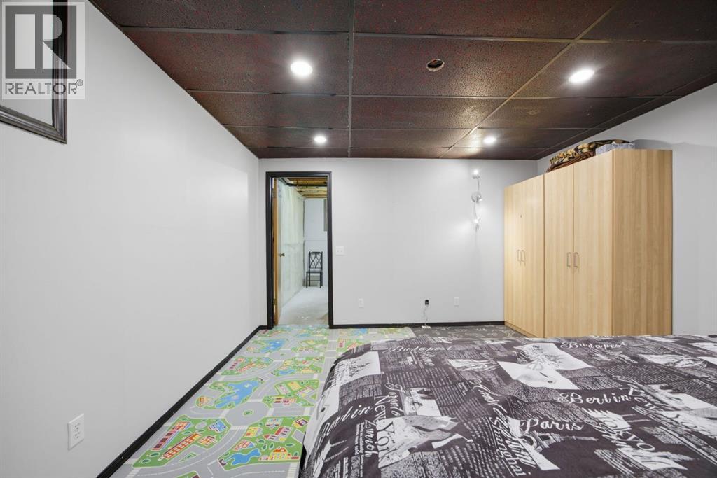 531 PIONEER DRIVE W - 36