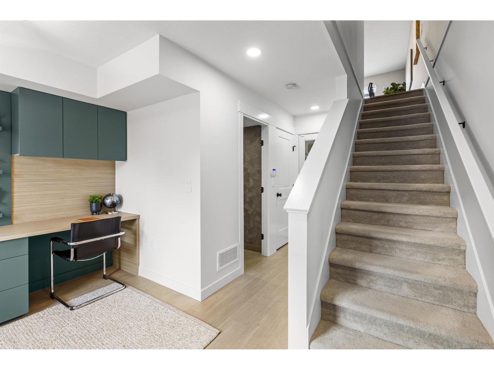 3 2886 MONTROSE AVENUE, Abbotsford