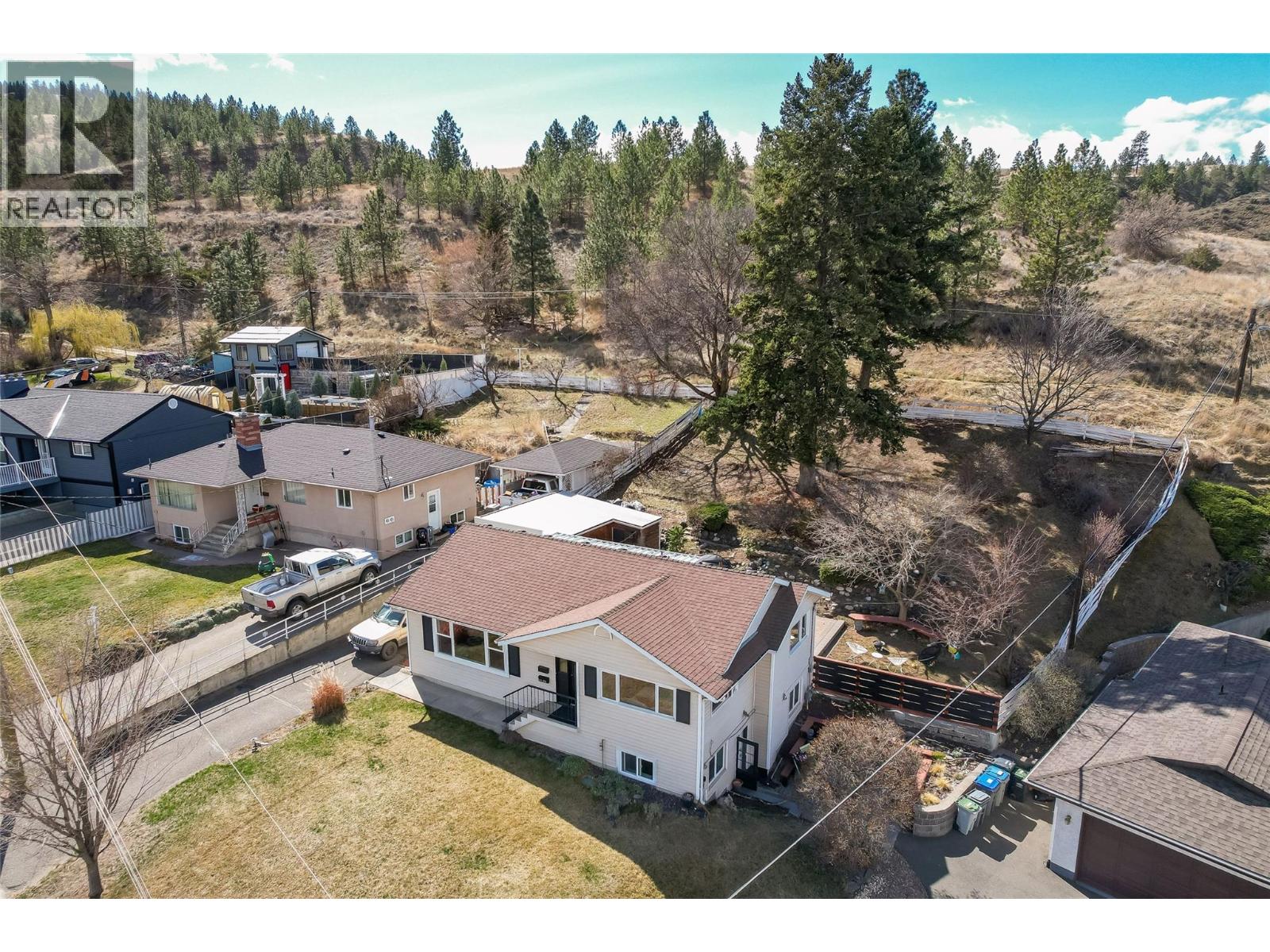 593 TUNSTALL Crescent - 2