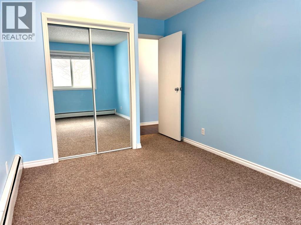 #212B 295 COLUMBIA BOULEVARD W - 15