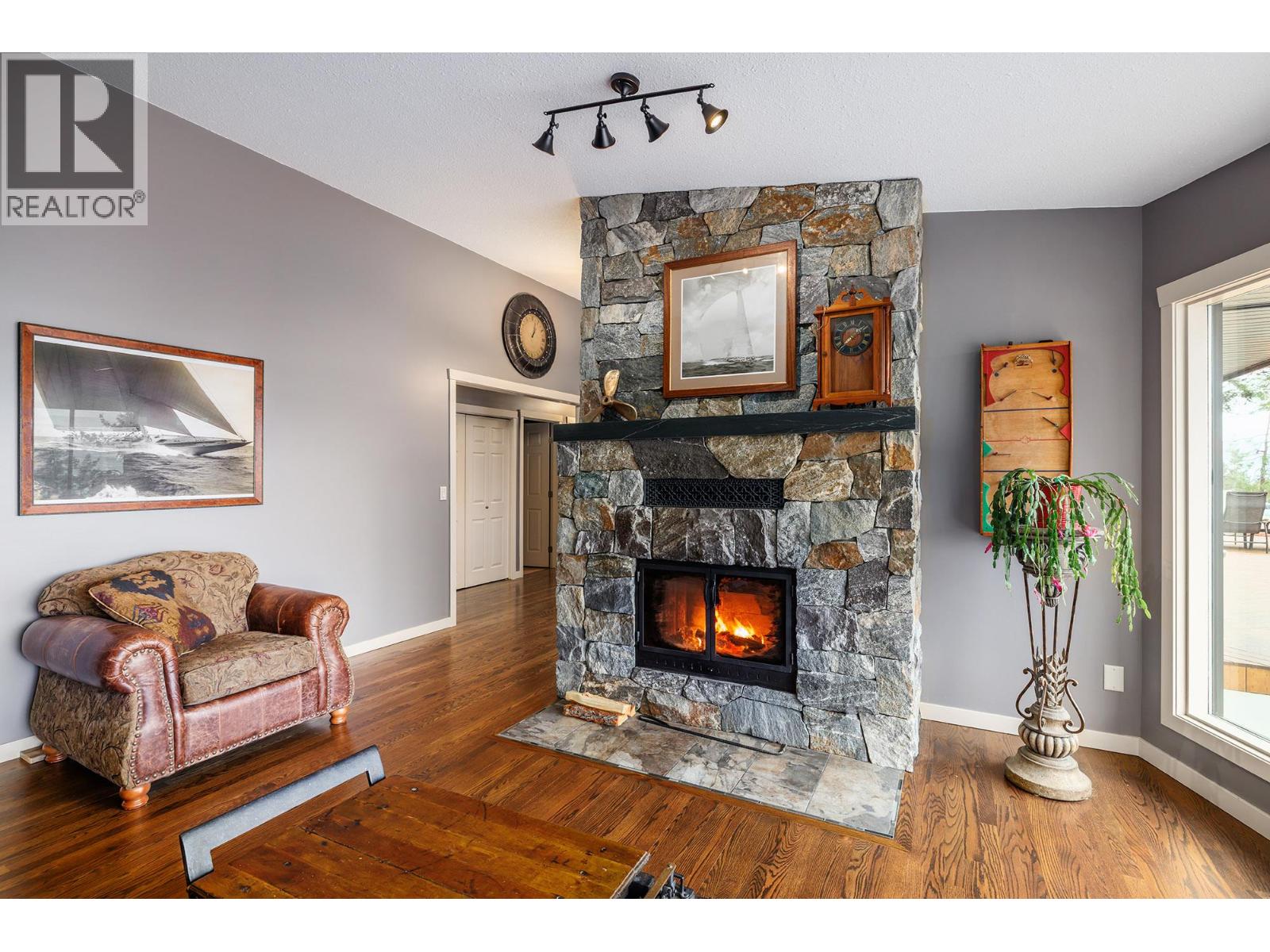 5715 LAKESHORE ROAD - 5