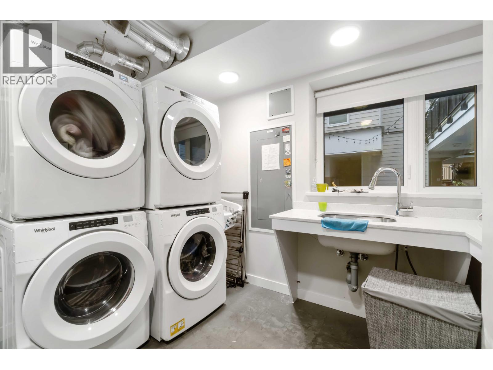 403 2137 CHESTERFIELD AVENUE, North Vancouver