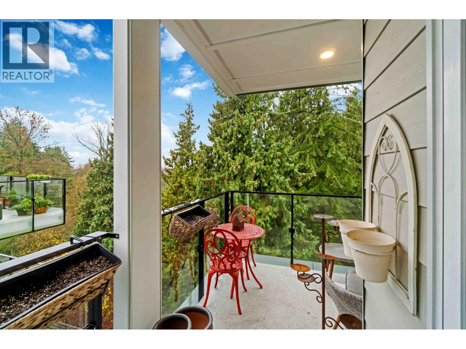 403 2137 CHESTERFIELD AVENUE, North Vancouver