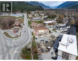 7340 Crabapple Court, Pemberton, BC V0N2L1 Photo 14