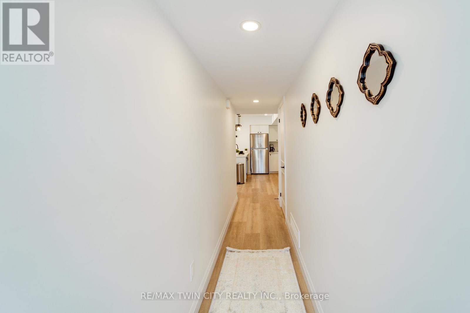 4 - 825 STIRLING AVENUE S