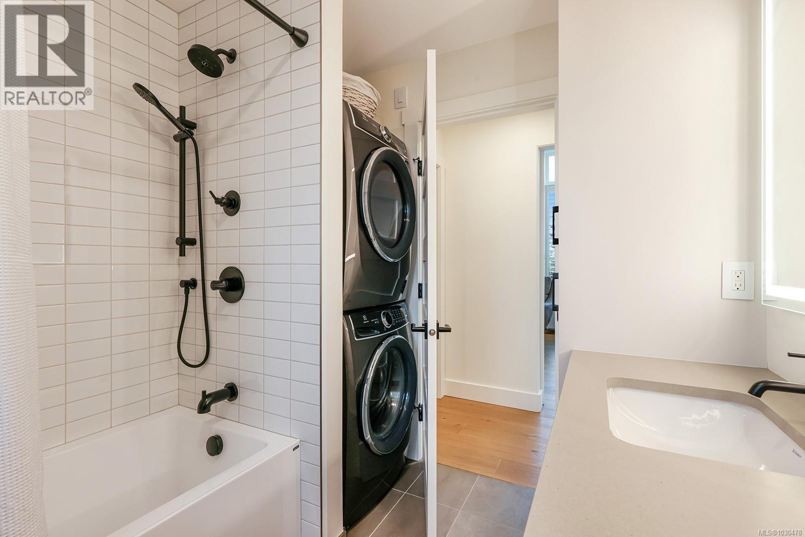 1050/1046 Kincora Lane, Comox