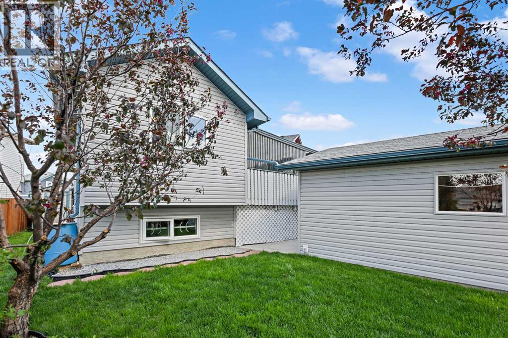 Single Family House Bi-level for Sale in  Saddlemead Road NE Saddle Ridge Calgary 