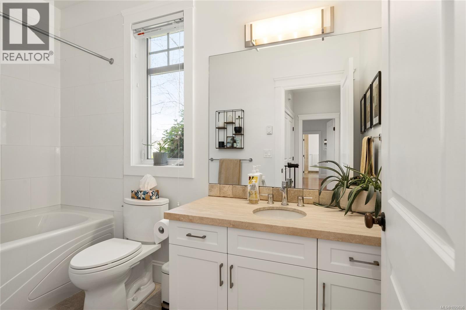 789 Memorial Ave, Qualicum Beach