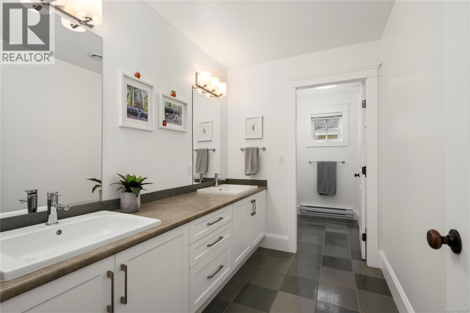 789 Memorial Ave, Qualicum Beach