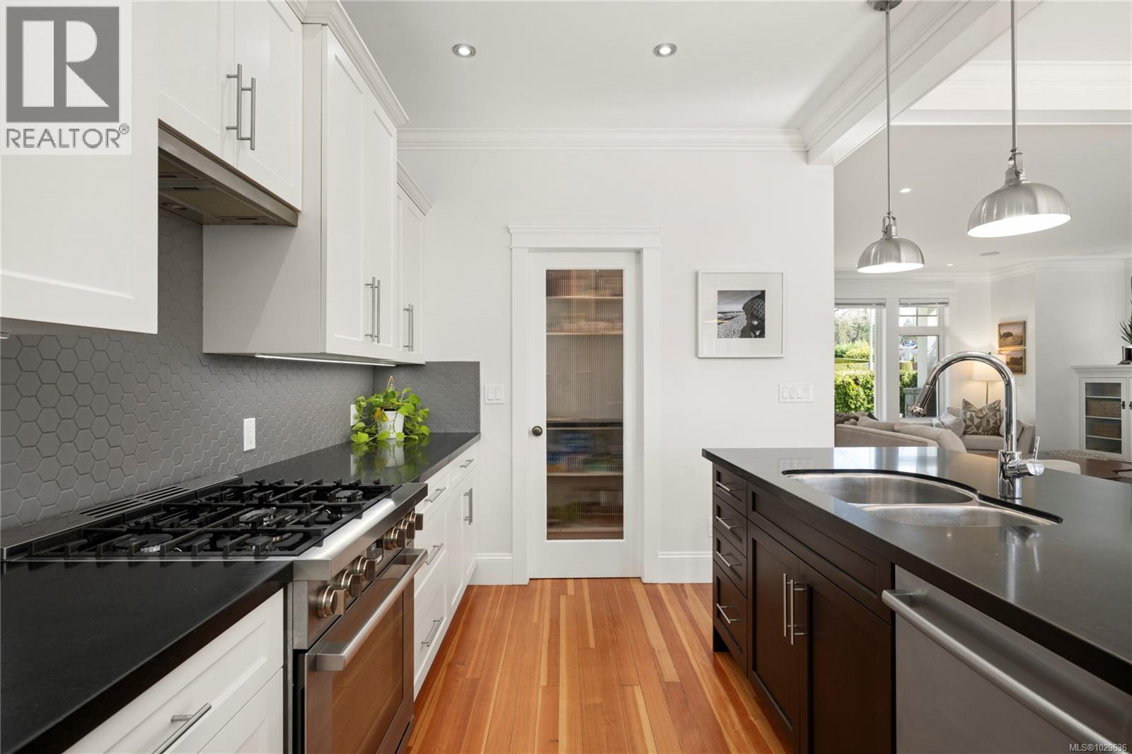 789 Memorial Ave, Qualicum Beach