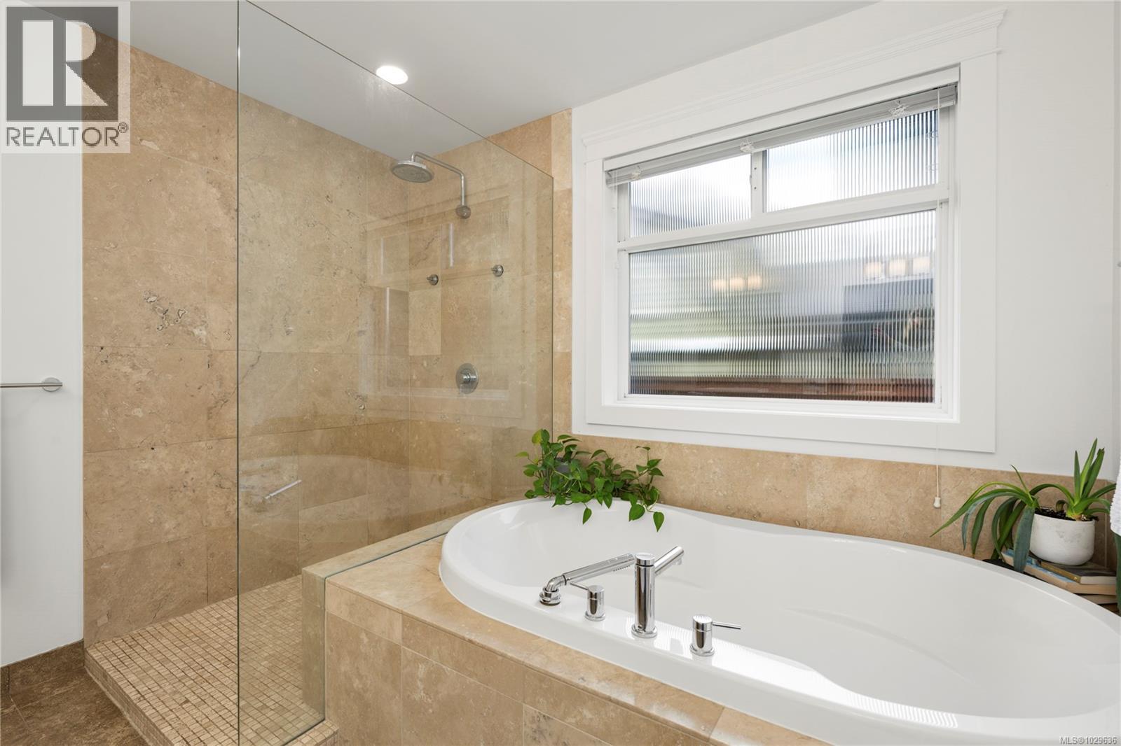 789 Memorial Ave, Qualicum Beach