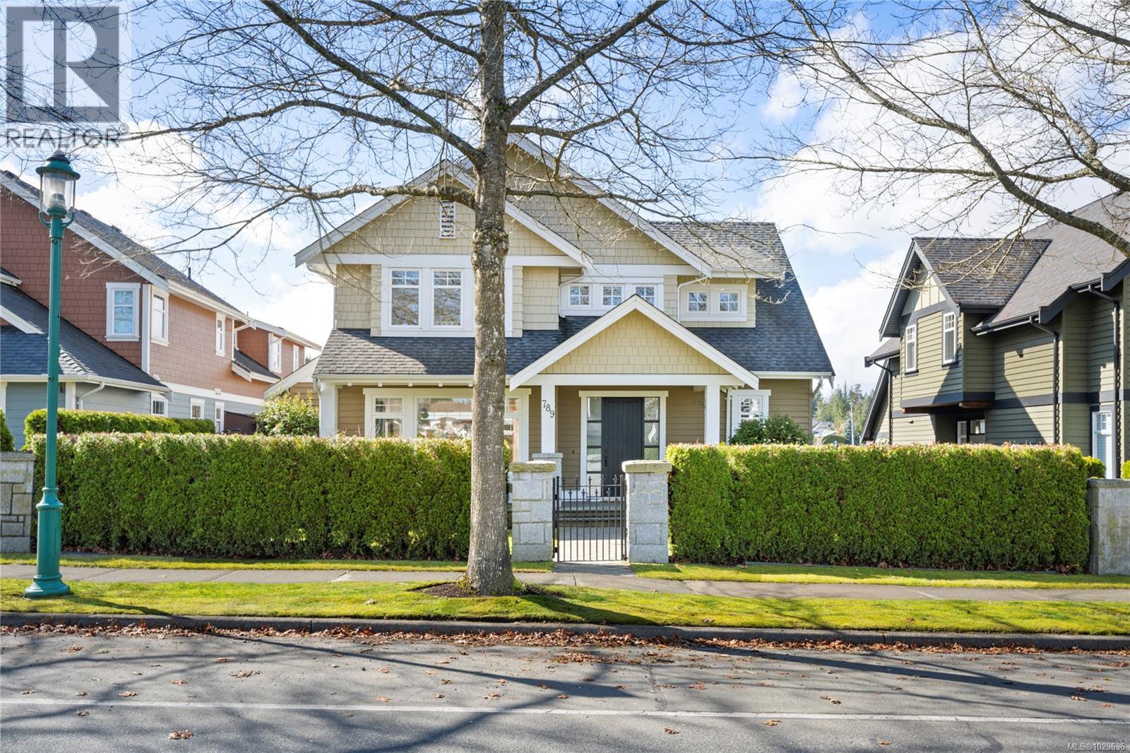 789 Memorial Ave - 1