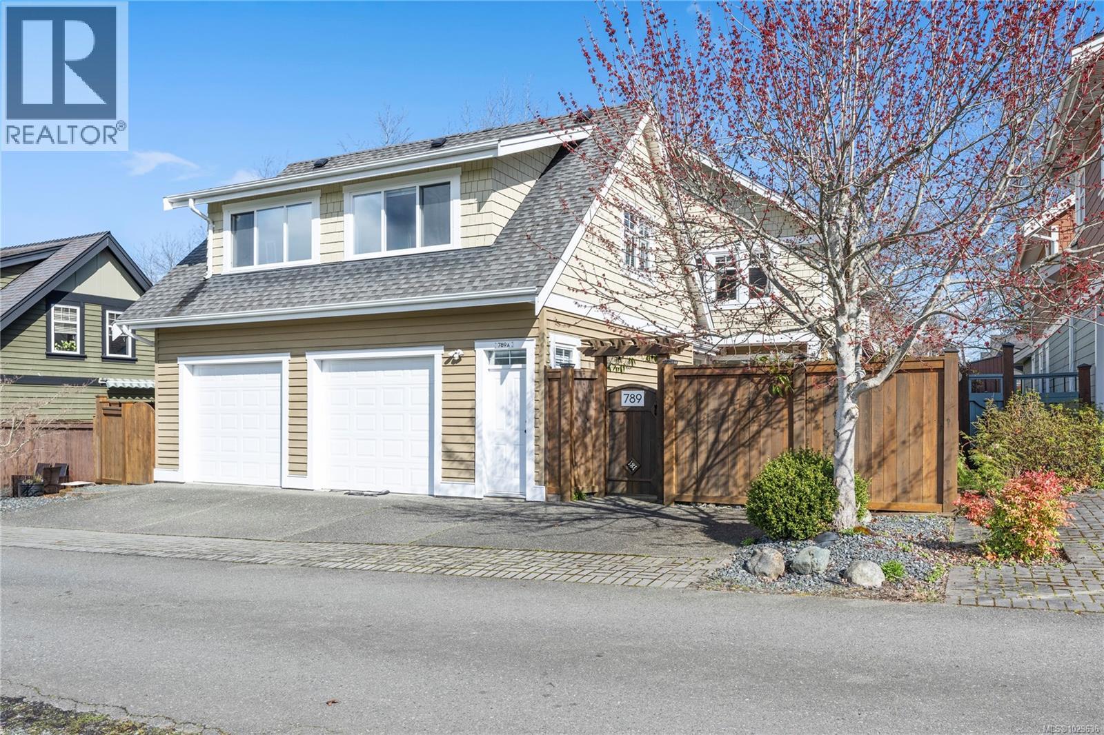 789 Memorial Ave, Qualicum Beach