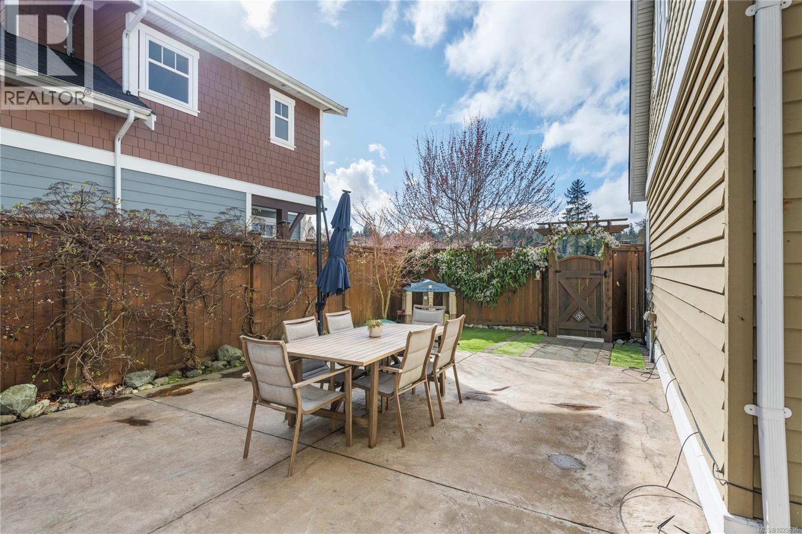 789 Memorial Ave, Qualicum Beach