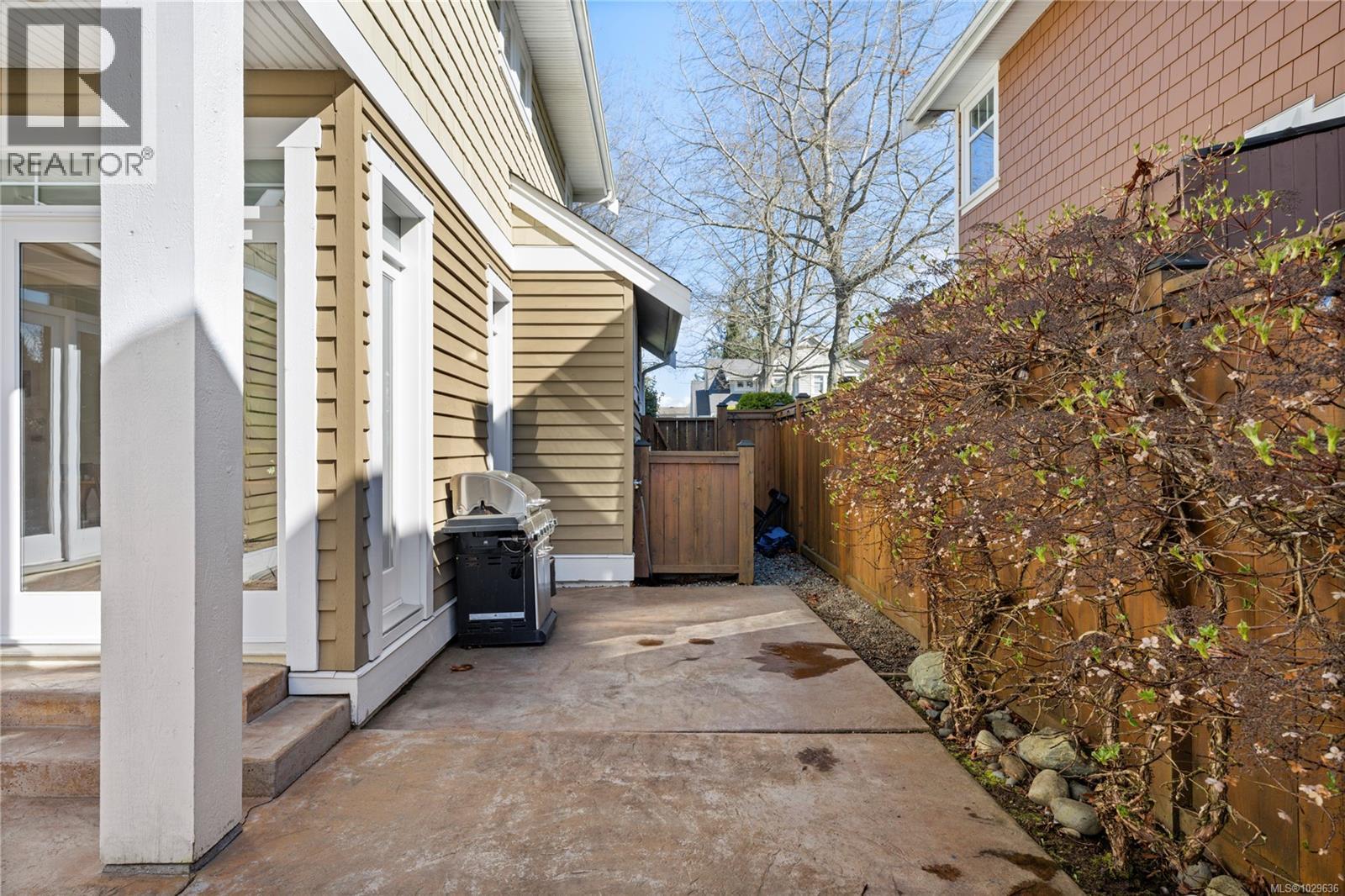 789 Memorial Ave, Qualicum Beach