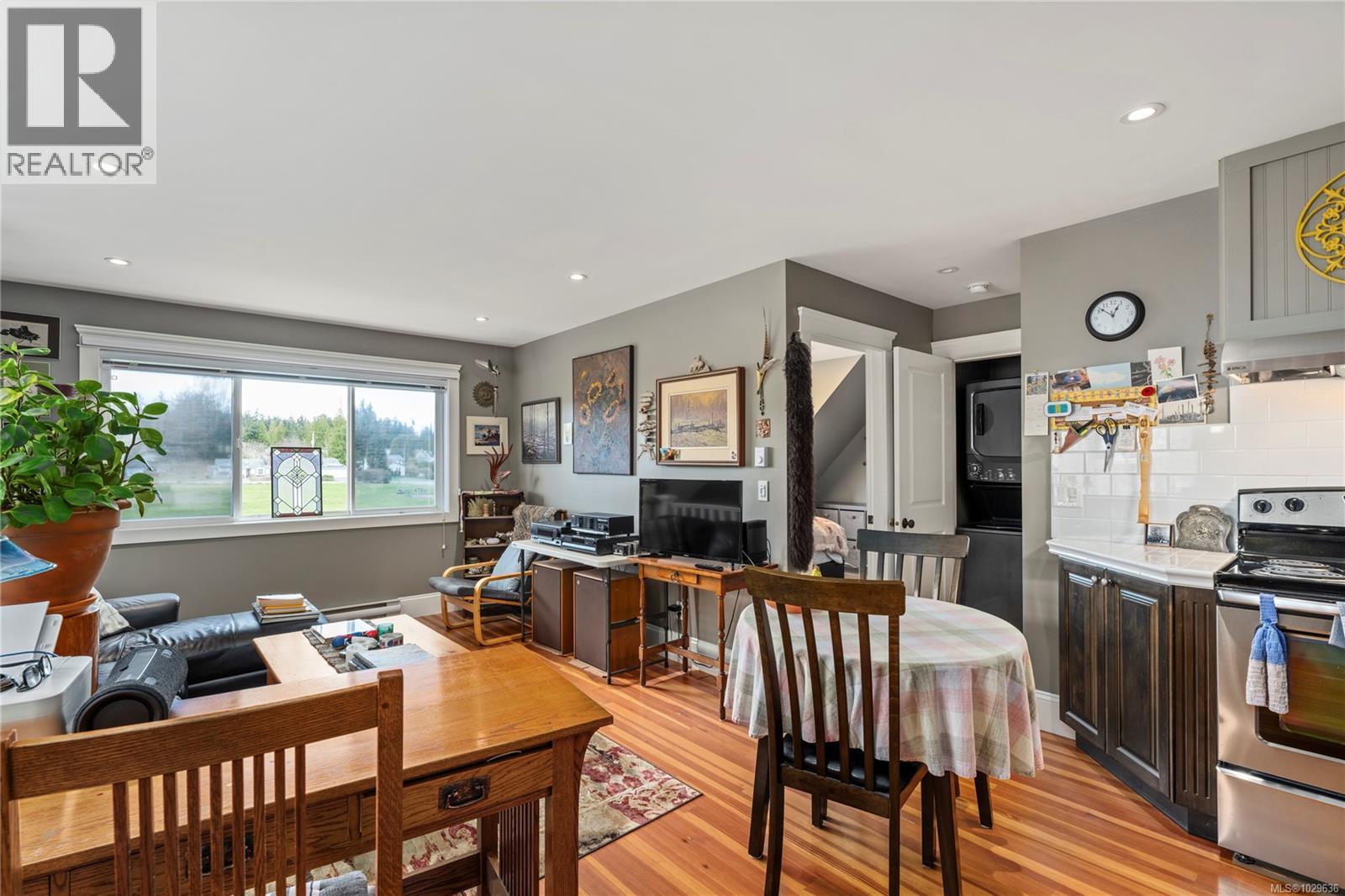 789 Memorial Ave, Qualicum Beach