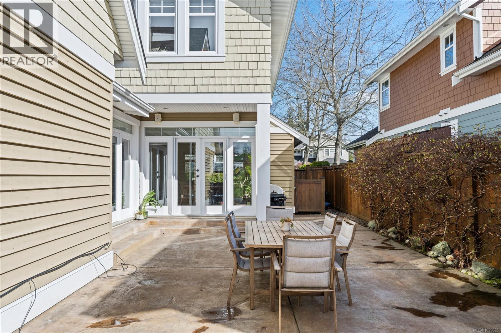 789 Memorial Ave, Qualicum Beach