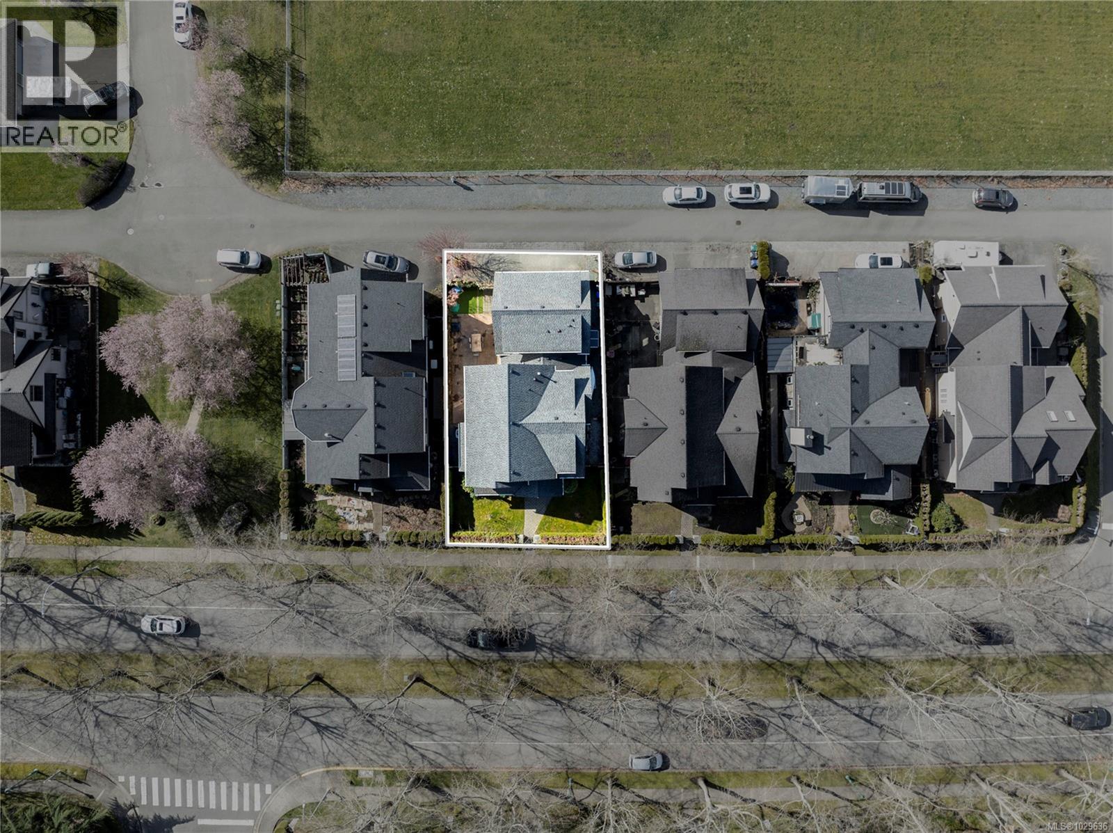 789 Memorial Ave, Qualicum Beach