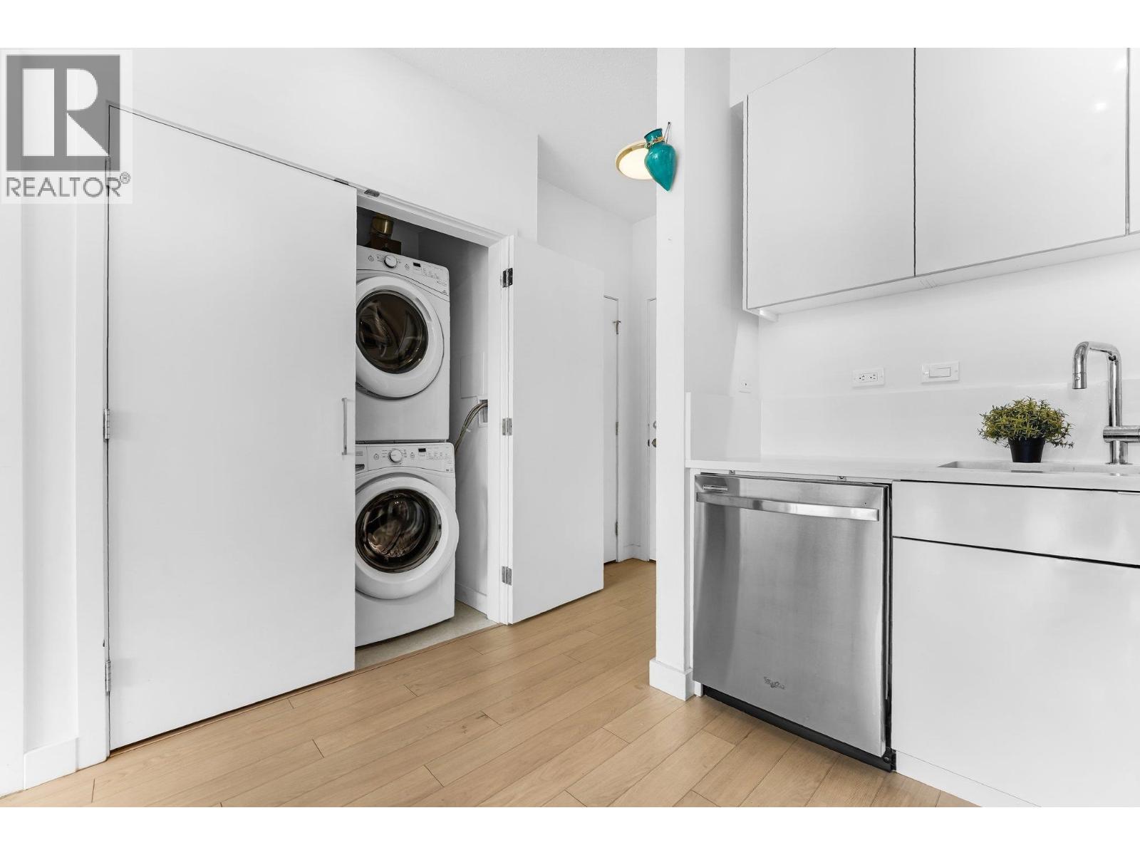 211 1621 HAMILTON AVENUE, North Vancouver