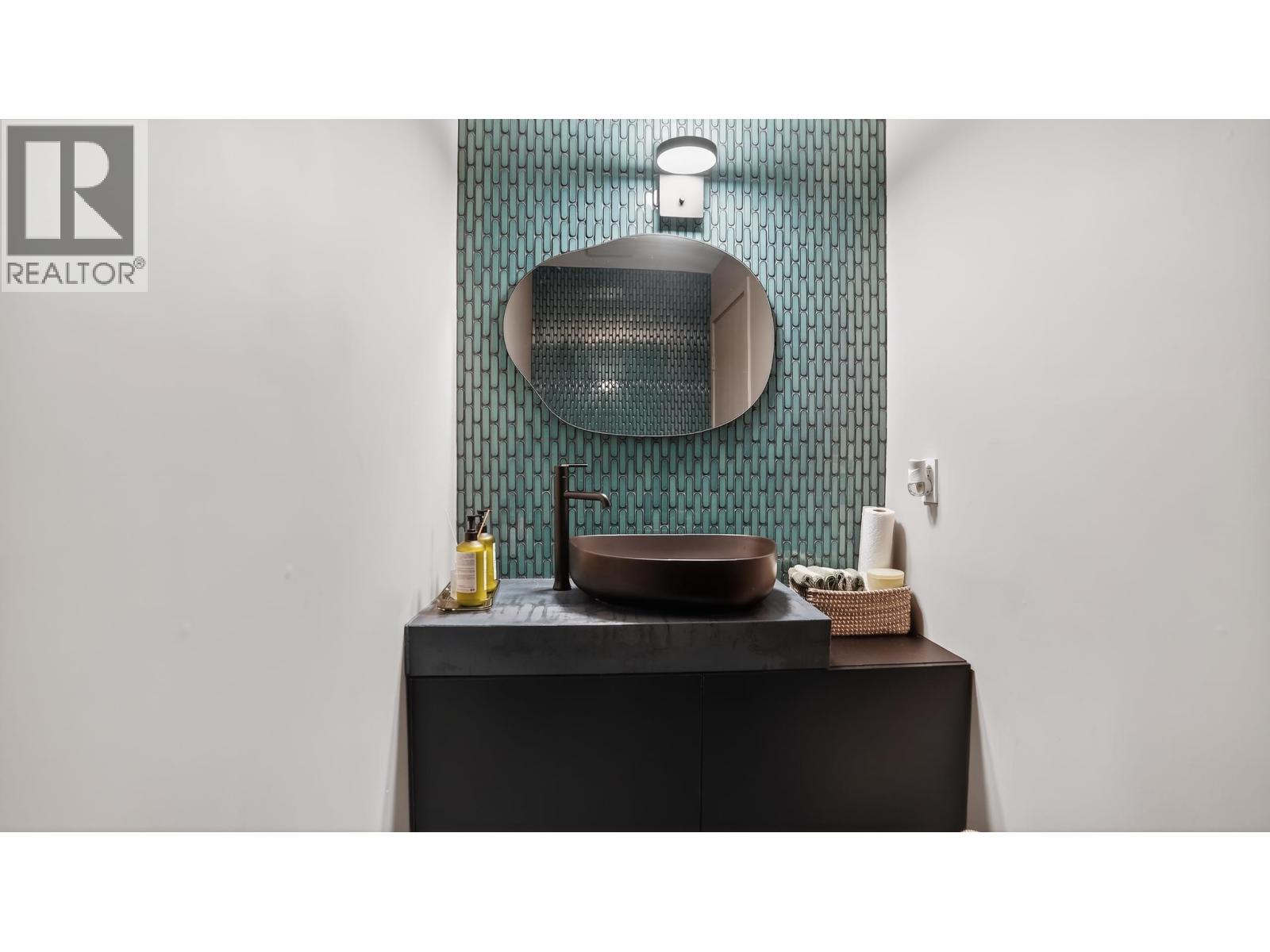 2221 BOWSER AVENUE, North Vancouver