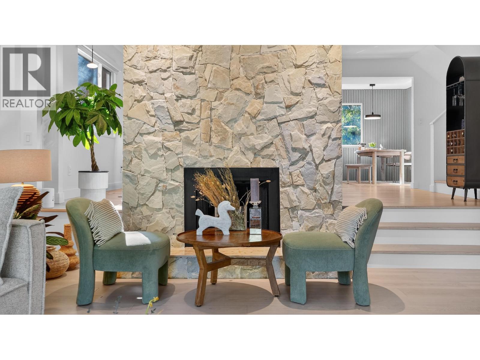 2221 BOWSER AVENUE, North Vancouver