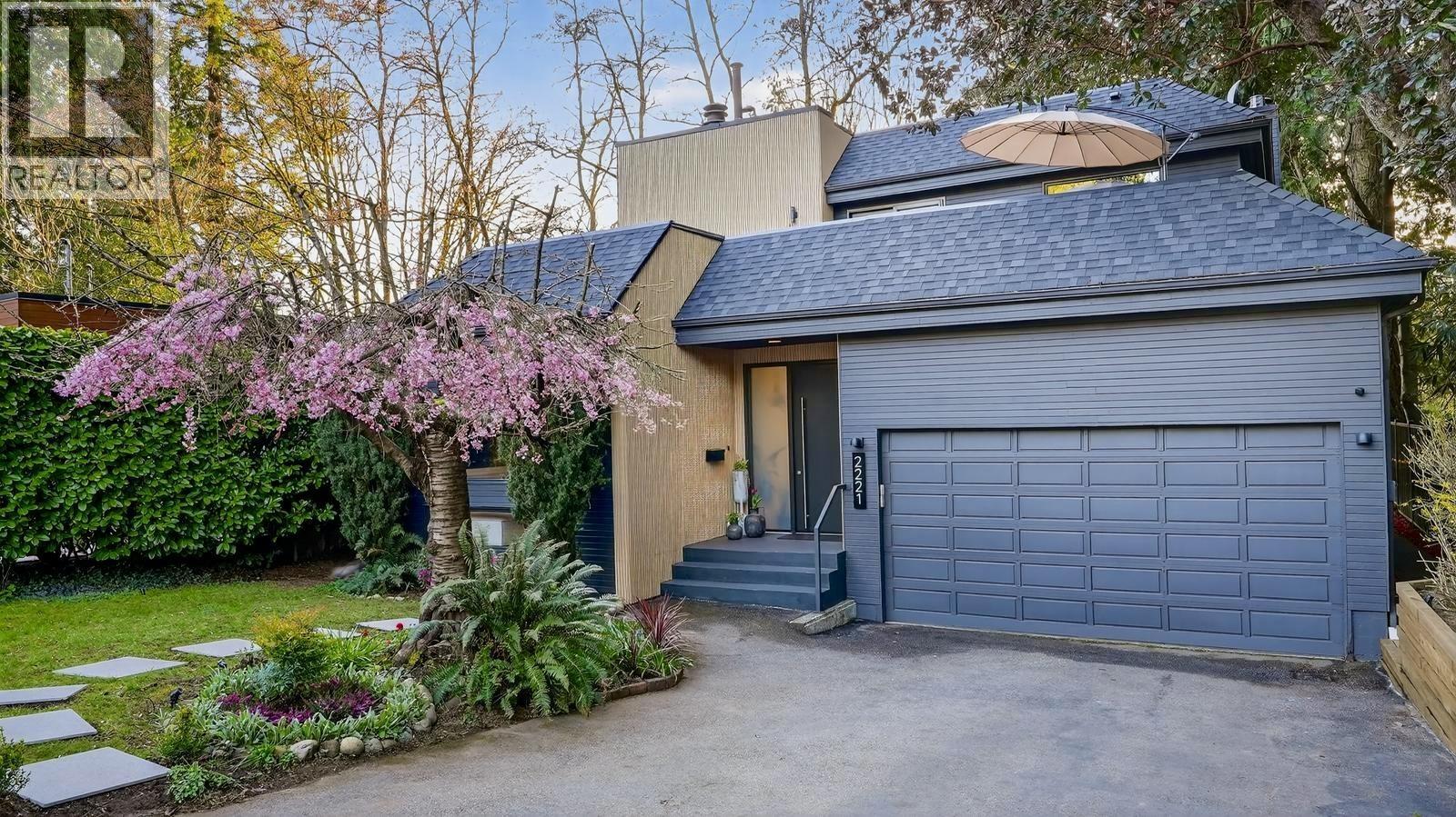 2221 BOWSER AVENUE, North Vancouver