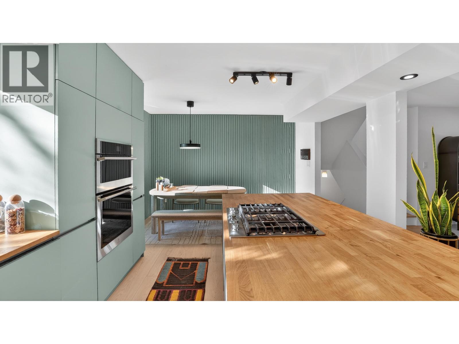 2221 BOWSER AVENUE, North Vancouver