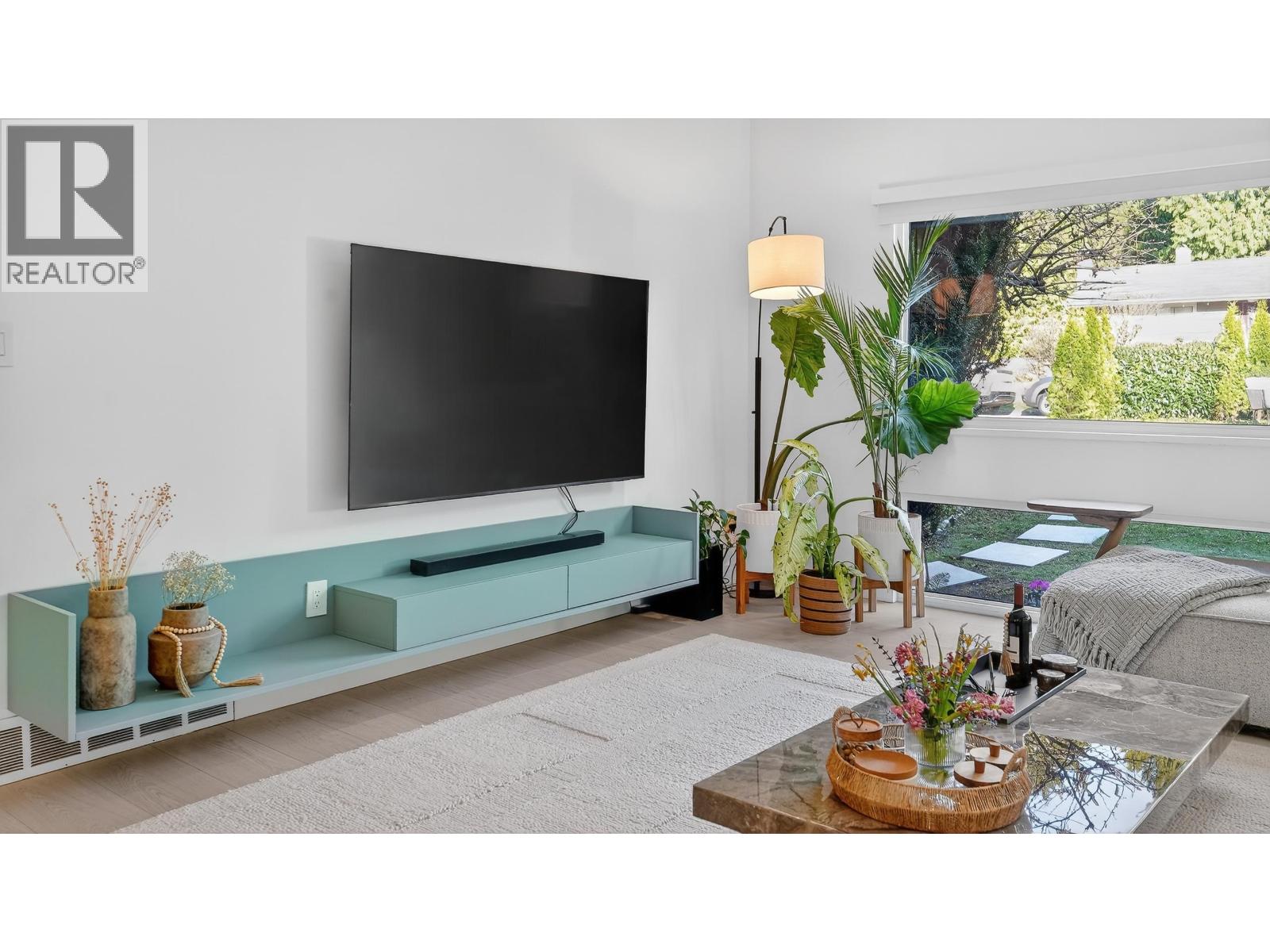 2221 BOWSER AVENUE, North Vancouver