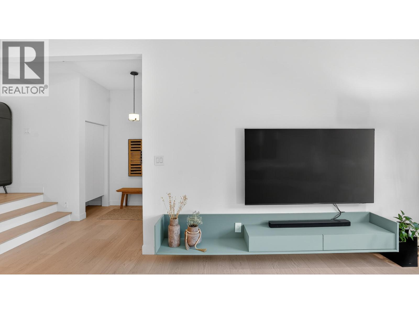 2221 BOWSER AVENUE, North Vancouver