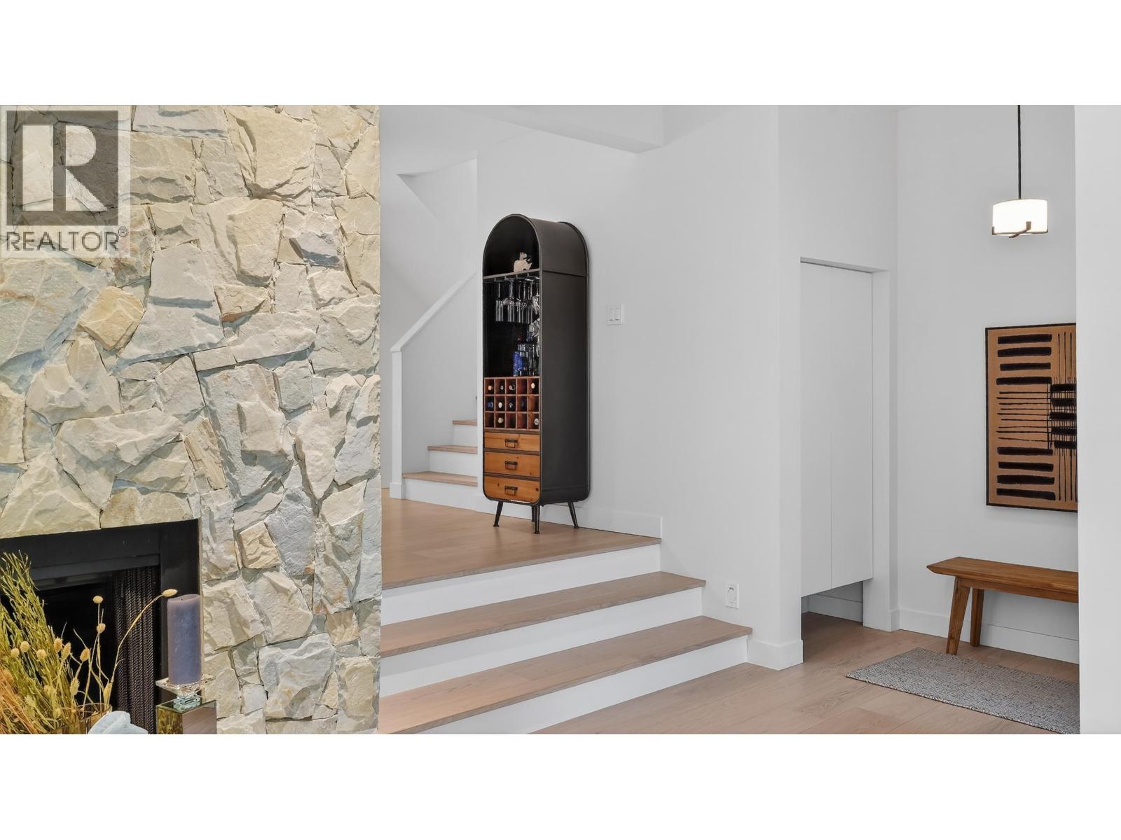 2221 BOWSER AVENUE, North Vancouver