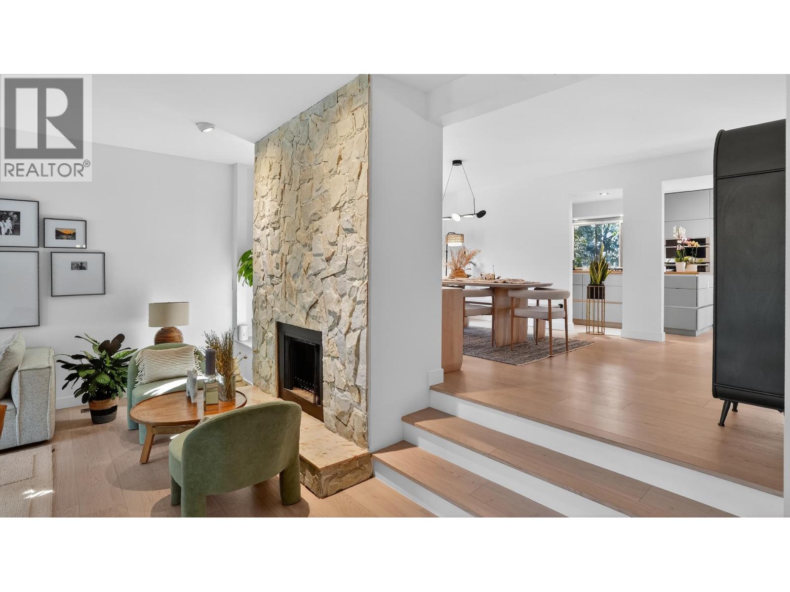 2221 BOWSER AVENUE, North Vancouver